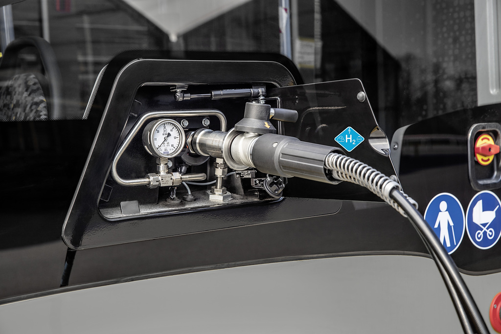 Mercedes-Benz eCitaro G Range Extender mit vollelektrischem Antrieb, NMC 3 Batterie, Brennstoffzelle, Wasserstofftanks, Exterieur: rauchsilber metallic, 2 x elektrischer Radnabenmotor, 2 x 125 kW, 2 x 485 Nm, 98 kWh pro Batteriepaket, Dreitürer, LED-Scheinwerfer, Länge/Breite/Höhe: 18.125 /2.550/3.400 mm, Beförderungskapazität: max. 1/130. Mercedes-Benz eCitaro G Range Extender with all-electric drive,NMC 3 battery, fuell cell, hydrogen tanks, exterior, smoke silver metallic, 2 x electric hub motor, 2 x 125 kW, 2 x 485 Nm, 98 kWh per battery pack, three-door,  LED headlamps, length/width/height: 18125 /2550/3400 mm, passenger capacity: max. 1/130. 