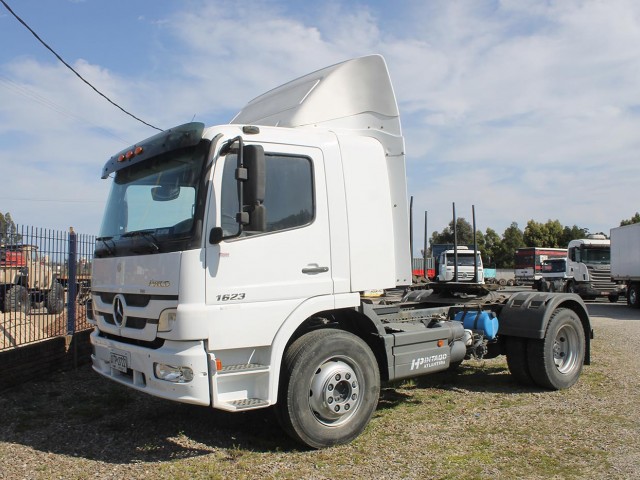 19_Pintado_Merces_Benz_Atego_1623_tractor__4_x_2_ano_2011