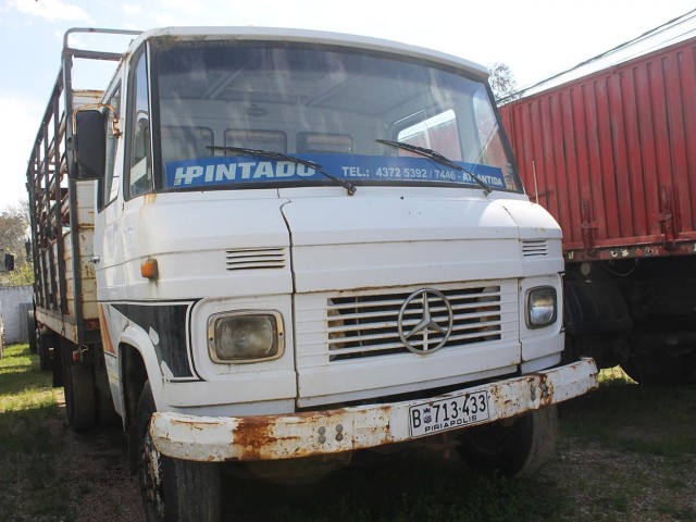 42_Pintado_Mercedes_Benz_608_ano_1978_con_jaula_de_ganado_1