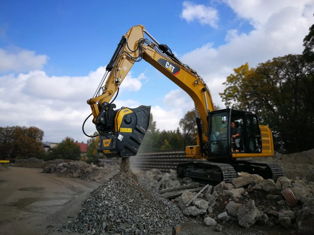 BF70.2_Caterpillar_317FL_-_Czech_Republic_-_Recycling_-_Waste_material_-_hq_3