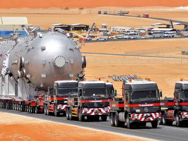 Caravana_de_carga_pesada_en_Arabia_Saudi_Actros_SLT