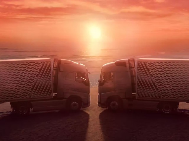 En el nuevo video de Volvo Trucks, se utiliza una historia de amor entre dos camiones para destacar la facilidad de conducción y la eficiencia del combustible del Volvo FH con I-Save.