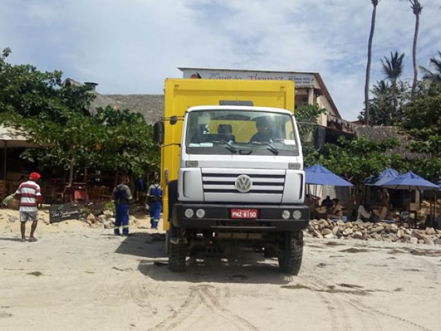 Camión VW 4x4 vence dunas para distribuir bebidas para TLX
