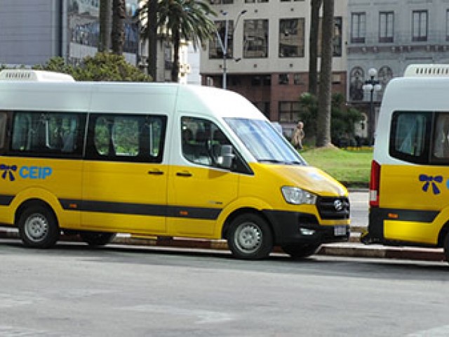 Nuevos_minibuses_para_traslado_de_alumnos_con_discapacidad
