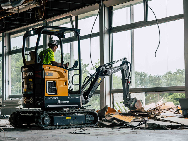 Volvo CE protagoniza la primera demolición realizada con máquinas totalmente eléctricas en el mundo
