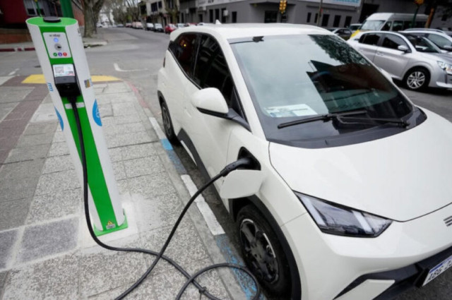 Preocupación en las Estaciones de Servicio: por primera vez la venta de autos eléctricos superan a los nafteros