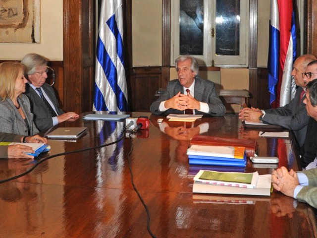 Presidente_Tabare_Vazquez_junto_a_ministros_en_conferencia_de_prensa