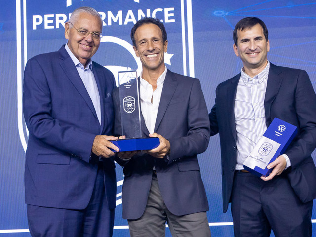 Roberto_Cortes_Presidente_y_CEO_de_VWCB_entrega_el_premio_maximo_a_Javier_Lestido_Director_de_Julio_Cesar_Lestido_S_1