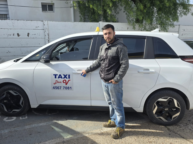 Dennis Bernhardt, conduce el primer taxi eléctrico de Young: “Para quien le gusta manejar y tratar con la gente, este es un lindo trabajo”