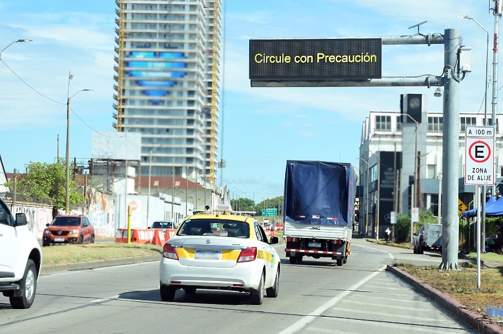 Accesos a Montevideo: Tecnología avanzada alerta a conductores para proteger estructuras viales