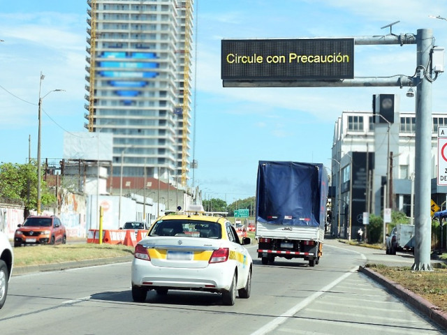 Accesos a Montevideo: Tecnología avanzada alerta a conductores para proteger estructuras viales