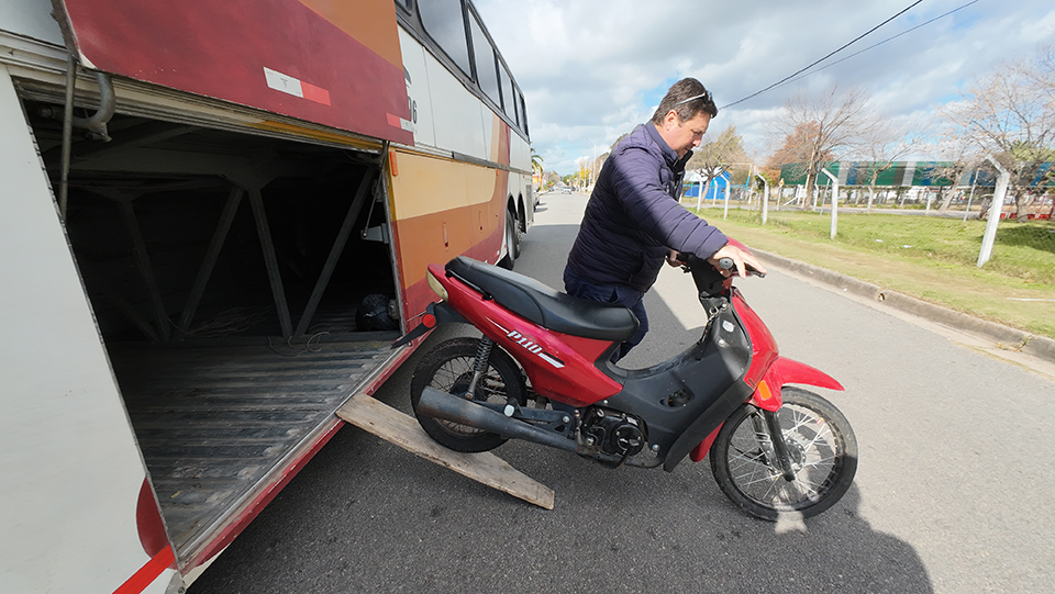Víctor Saravia: Entre el ómnibus y la moto