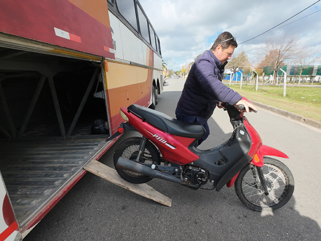 Víctor Saravia: Entre el ómnibus y la moto