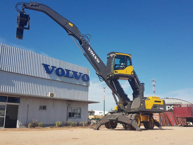 excavadora_sobre_neumaticos_con_cabina_elevable