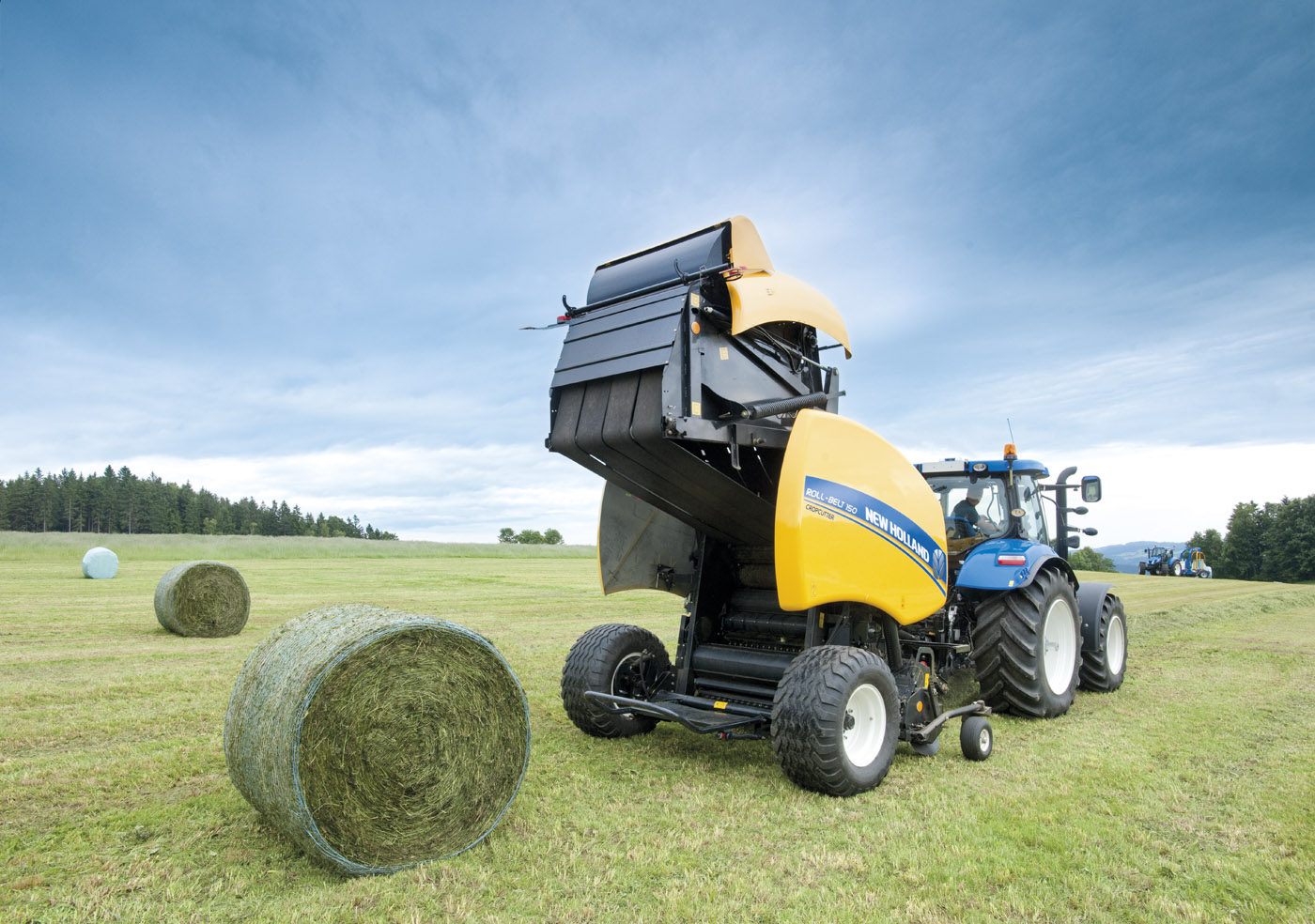 New Holland introduce la nueva función de densidad variable y ajustable durante la formación de la paca en todas las rotoempacadoras Roll-Belt™