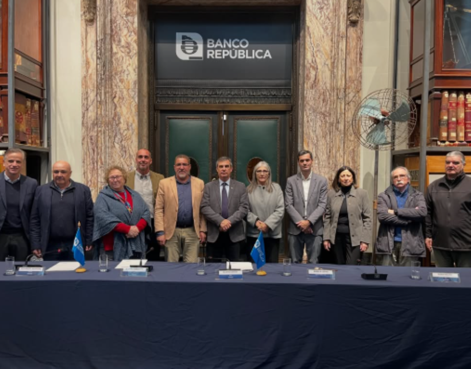 Autoridades del MTOP participaron en la firma de un convenio que impulsa la renovación del transporte turístico