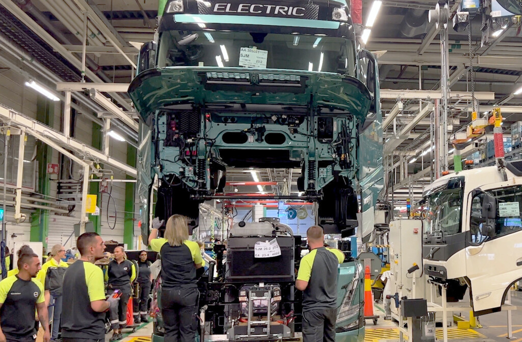 Volvo inicia la producción en serie de sus camiones pesados eléctricos en Europa